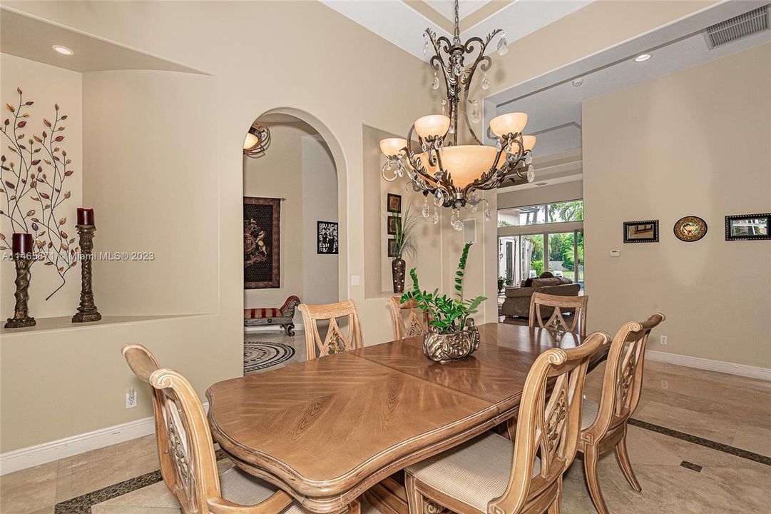 最近售出: $1,674,995 (6 贝兹, 4 浴室, 4578 平方英尺)