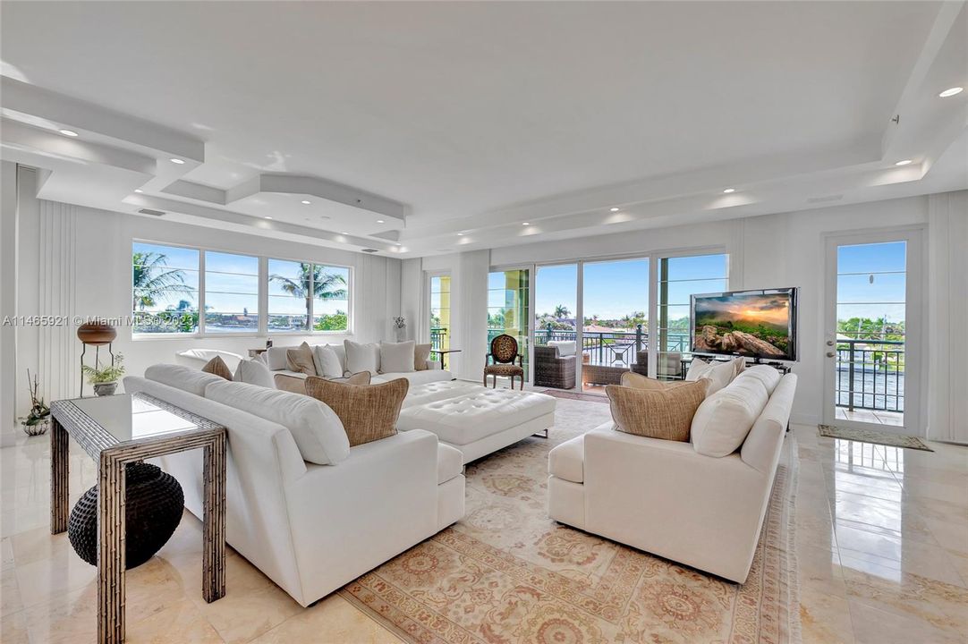 Recently Sold: $2,495,000 (3 beds, 3 baths, 3770 Square Feet)