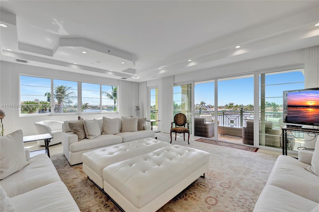 Recently Sold: $2,495,000 (3 beds, 3 baths, 3770 Square Feet)