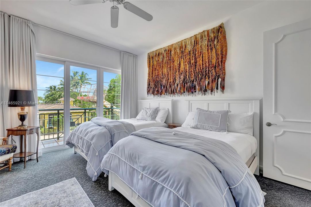 Recently Sold: $2,495,000 (3 beds, 3 baths, 3770 Square Feet)