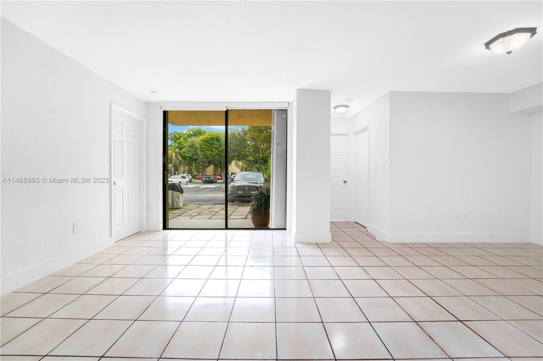 Recently Sold: $275,000 (2 beds, 2 baths, 898 Square Feet)