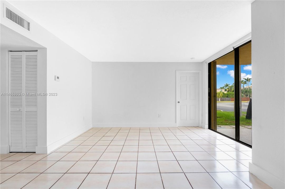 Recently Sold: $275,000 (2 beds, 2 baths, 898 Square Feet)