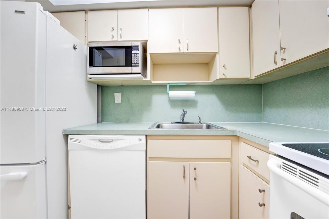 Recently Sold: $275,000 (2 beds, 2 baths, 898 Square Feet)