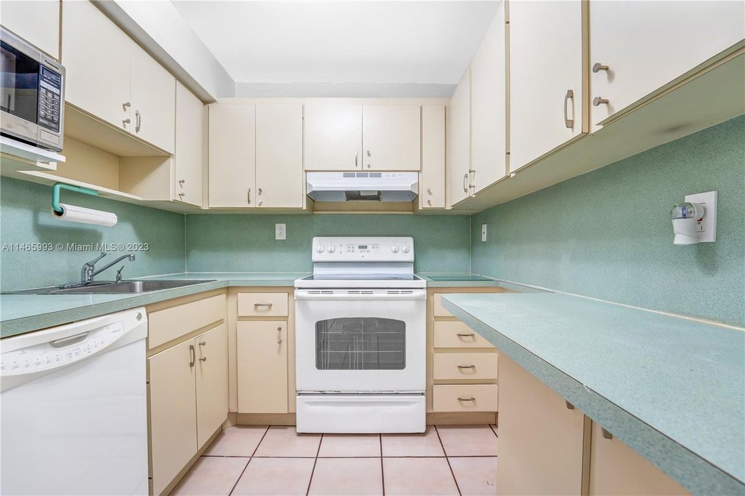 Recently Sold: $275,000 (2 beds, 2 baths, 898 Square Feet)