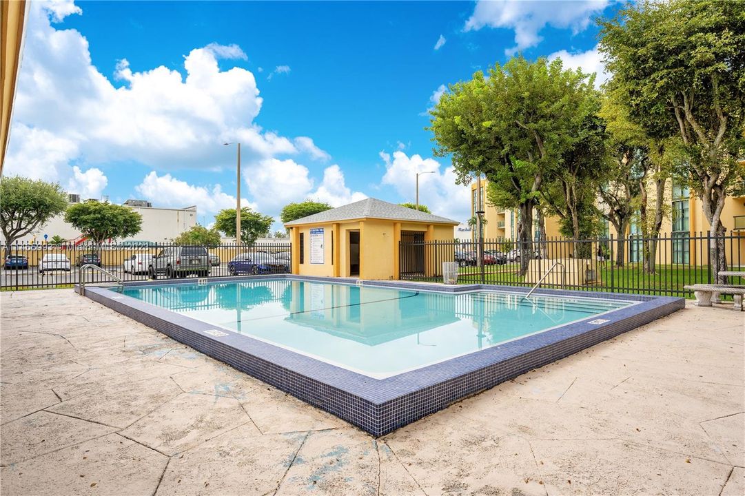 Recently Sold: $275,000 (2 beds, 2 baths, 898 Square Feet)