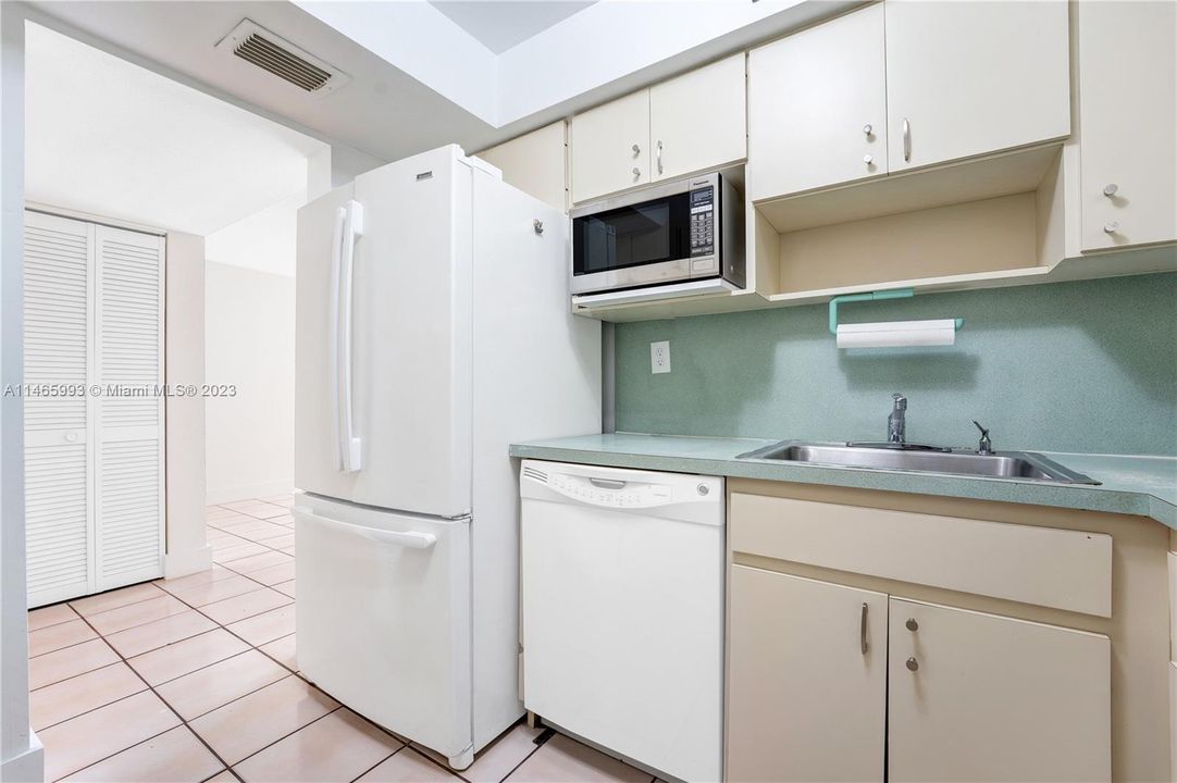 Recently Sold: $275,000 (2 beds, 2 baths, 898 Square Feet)