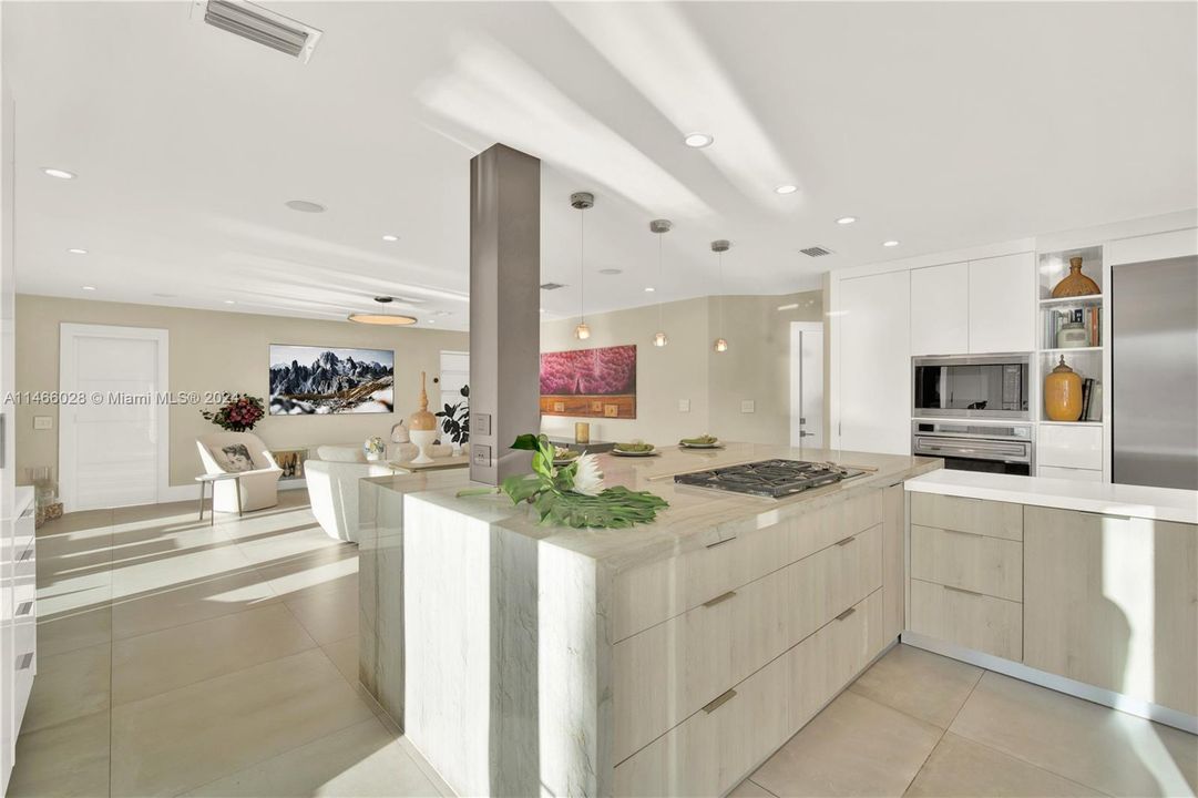 Discover a Kitchen With High-End Finishes and a Massive Quartz Countertop!