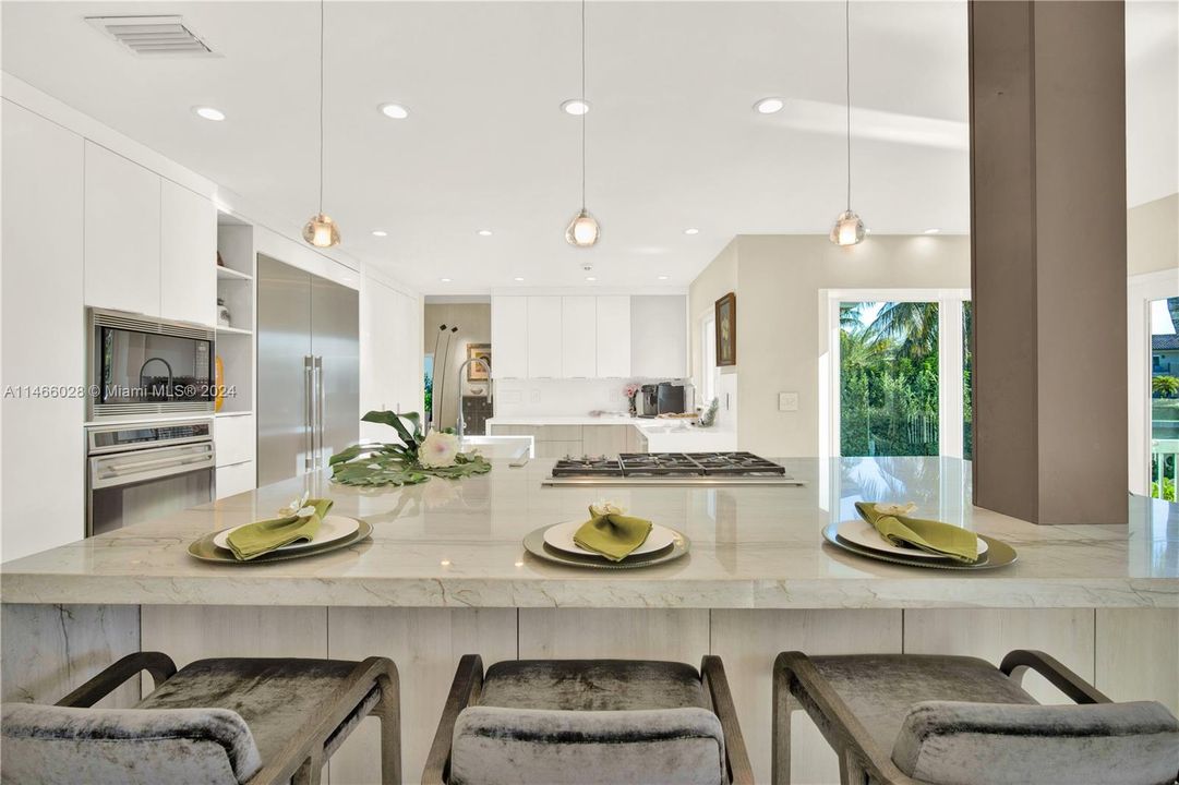 Savor Your Meals at the Inviting and Great Eat-in Kitchen Counter!