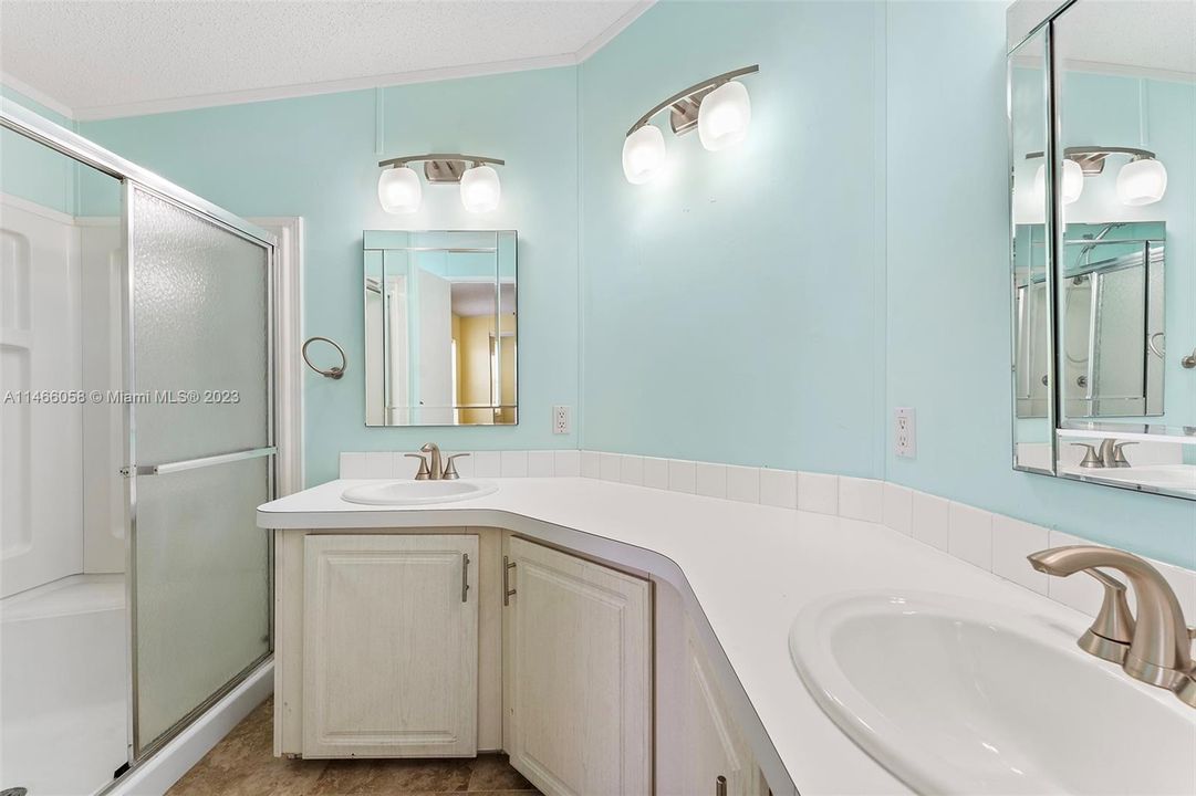 最近售出: $955,000 (2 贝兹, 2 浴室, 1360 平方英尺)