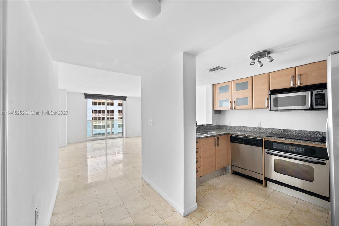 For Sale: $450,000 (1 beds, 1 baths, 791 Square Feet)