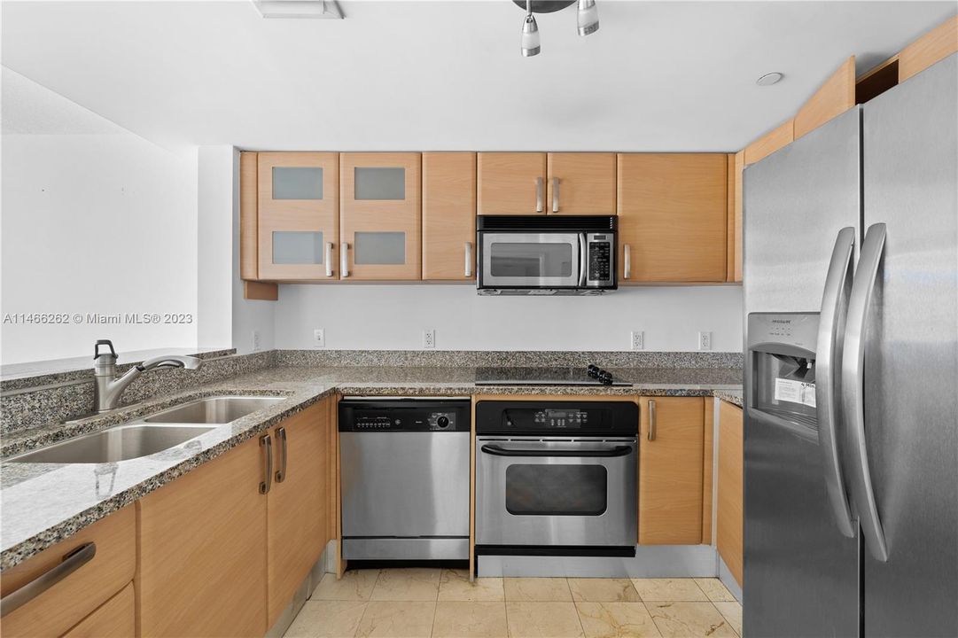 For Sale: $450,000 (1 beds, 1 baths, 791 Square Feet)