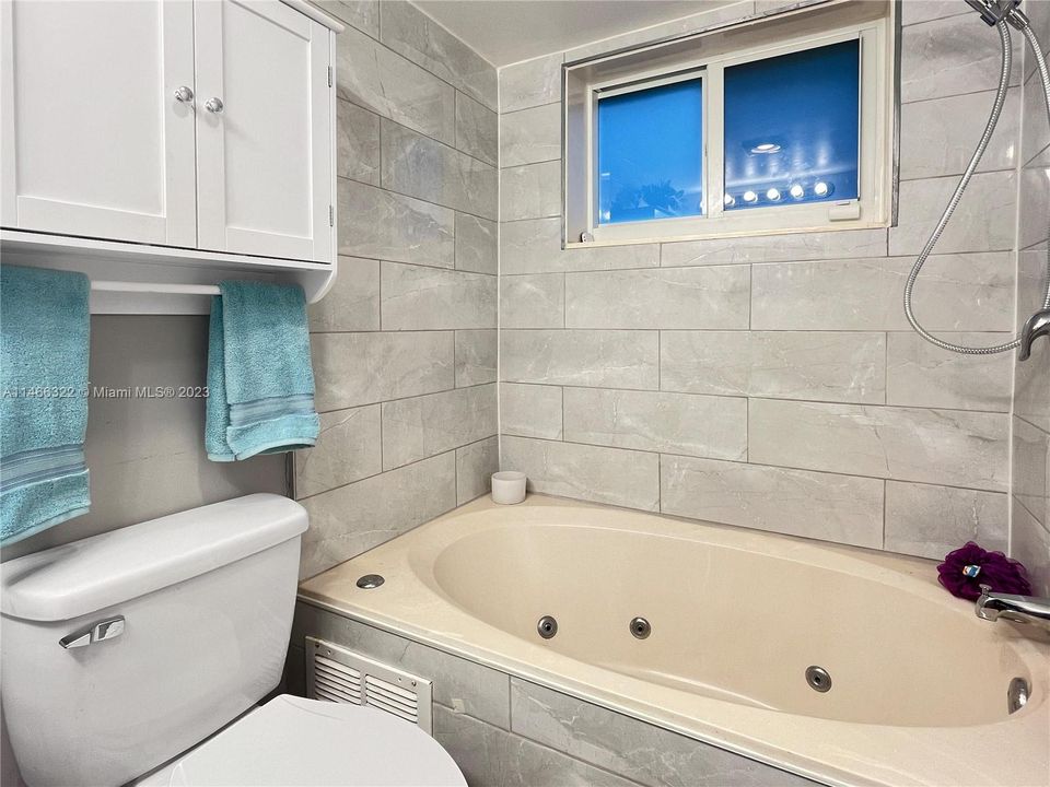 Recently Sold: $200,000 (2 beds, 2 baths, 870 Square Feet)