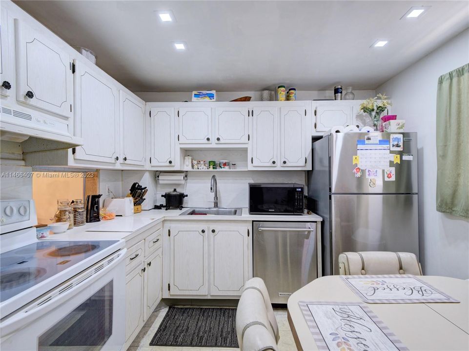 Recently Sold: $180,000 (2 beds, 2 baths, 920 Square Feet)