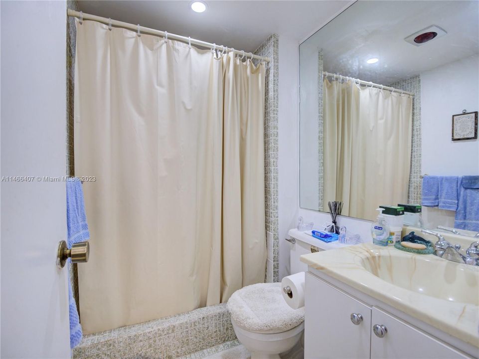 Recently Sold: $180,000 (2 beds, 2 baths, 920 Square Feet)