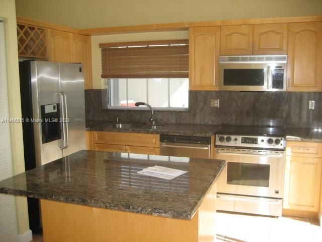 Recently Rented: $3,500 (3 beds, 2 baths, 1415 Square Feet)