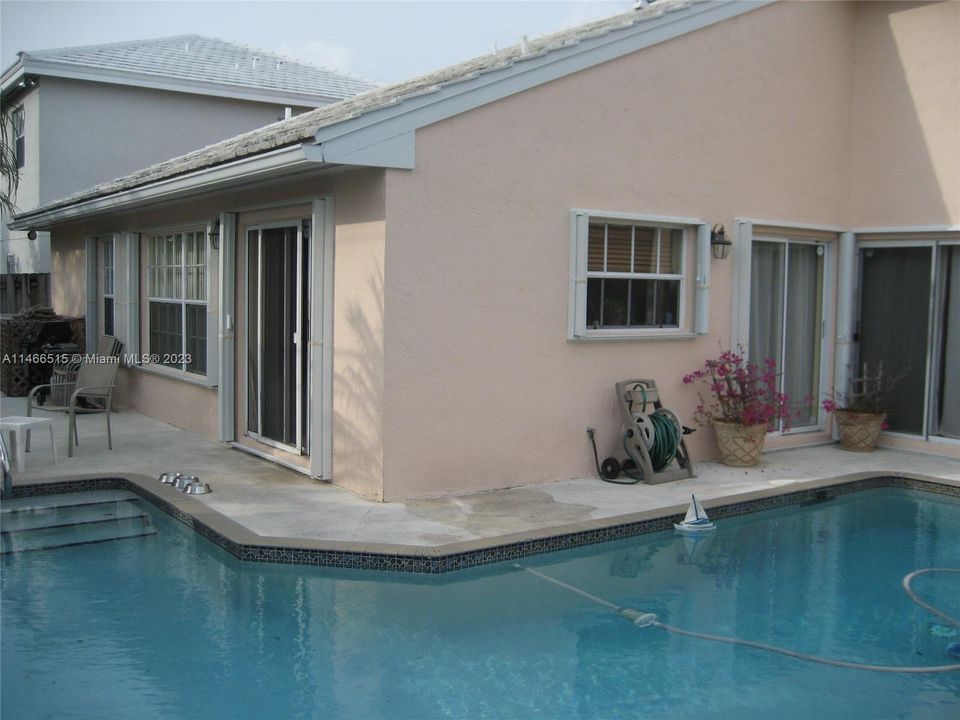 Recently Rented: $3,500 (3 beds, 2 baths, 1415 Square Feet)