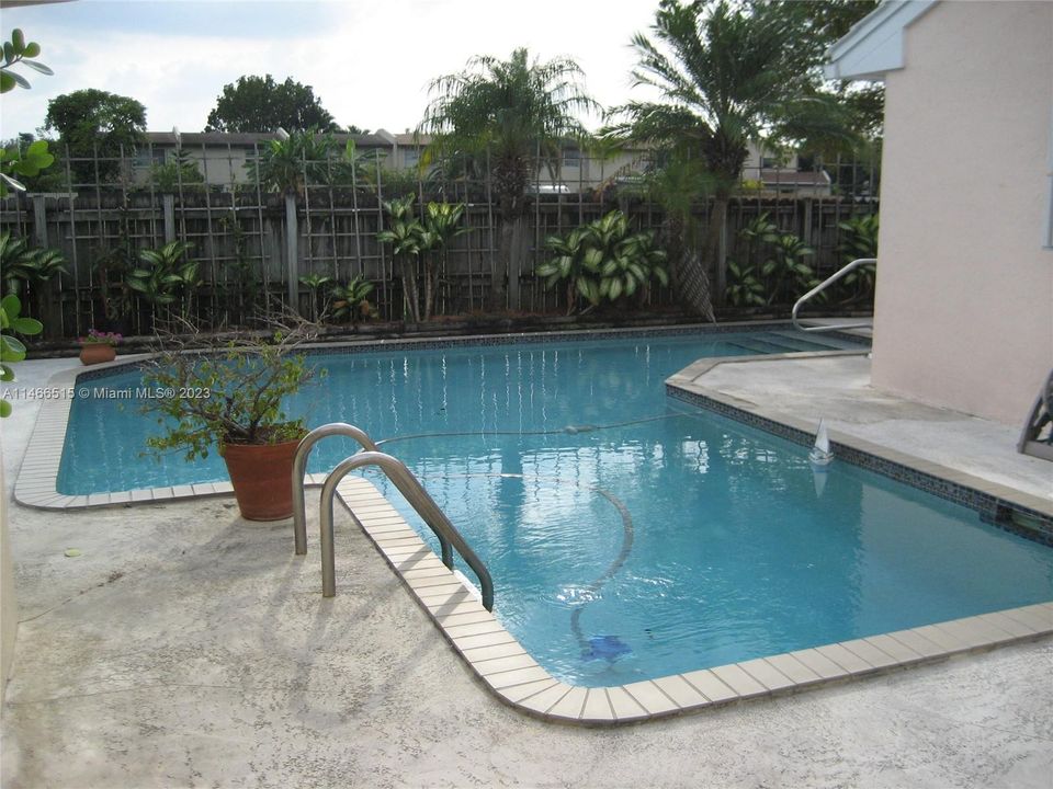 Recently Rented: $3,500 (3 beds, 2 baths, 1415 Square Feet)