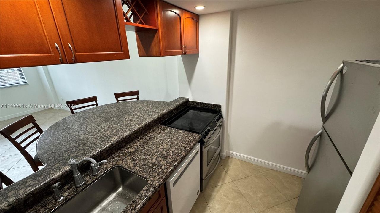 For Sale: $380,000 (1 beds, 1 baths, 630 Square Feet)