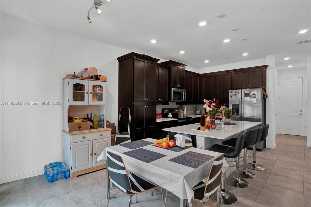 Recently Sold: $530,000 (3 beds, 2 baths, 1622 Square Feet)