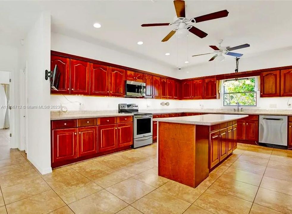 Recently Sold: $675,000 (4 beds, 5 baths, 3773 Square Feet)