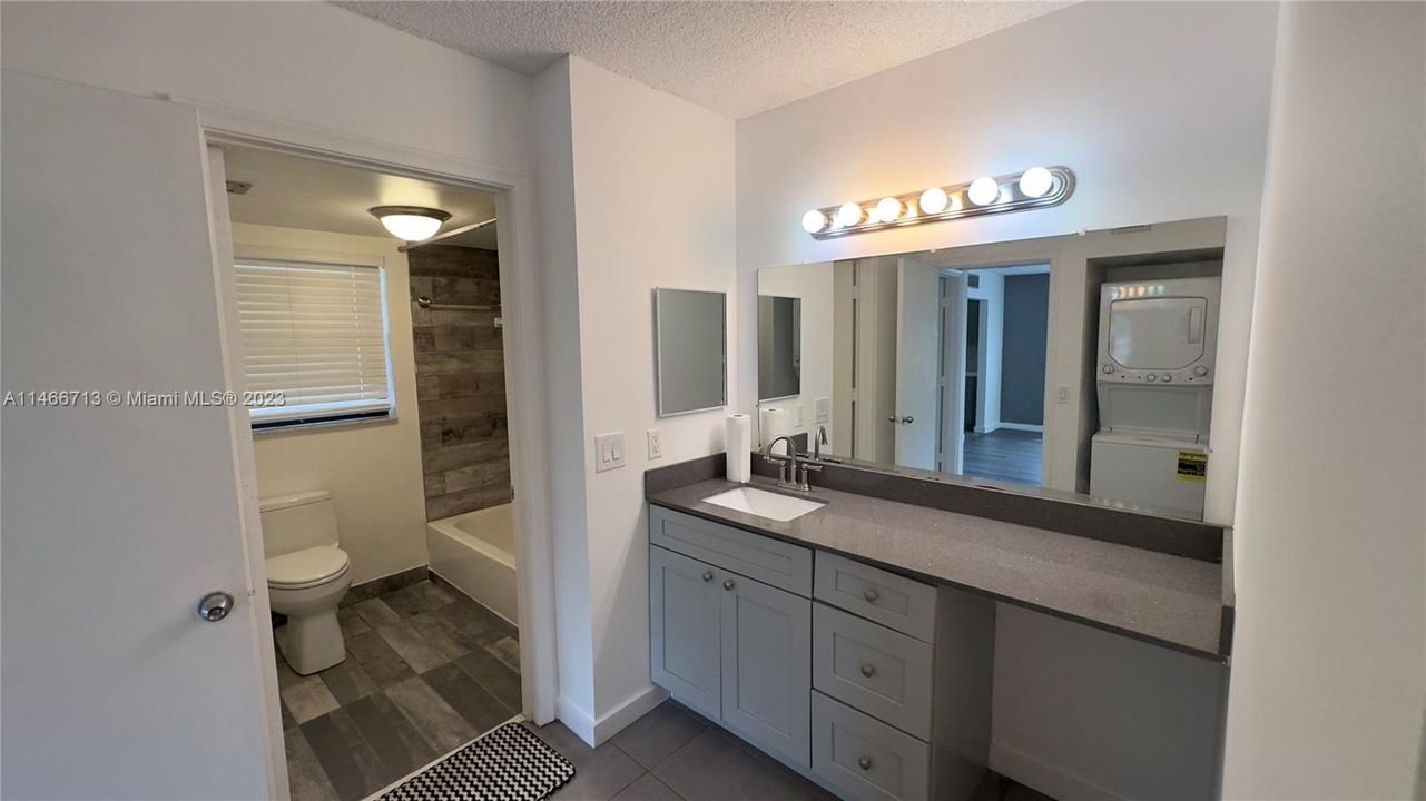 Active With Contract: $245,000 (1 beds, 1 baths, 981 Square Feet)