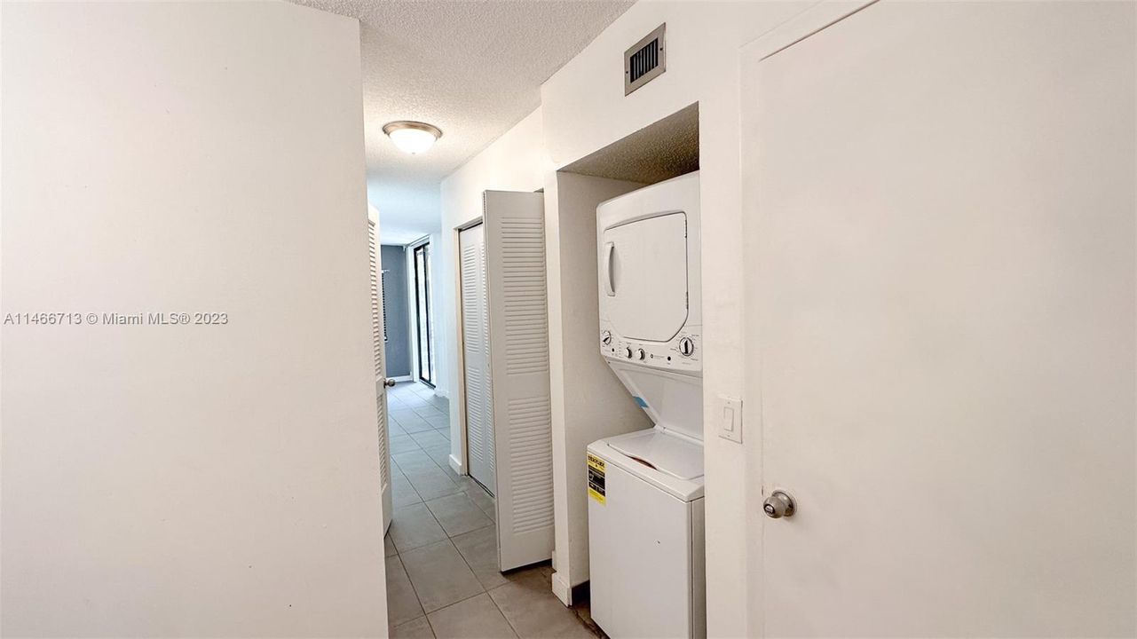 Active With Contract: $245,000 (1 beds, 1 baths, 981 Square Feet)