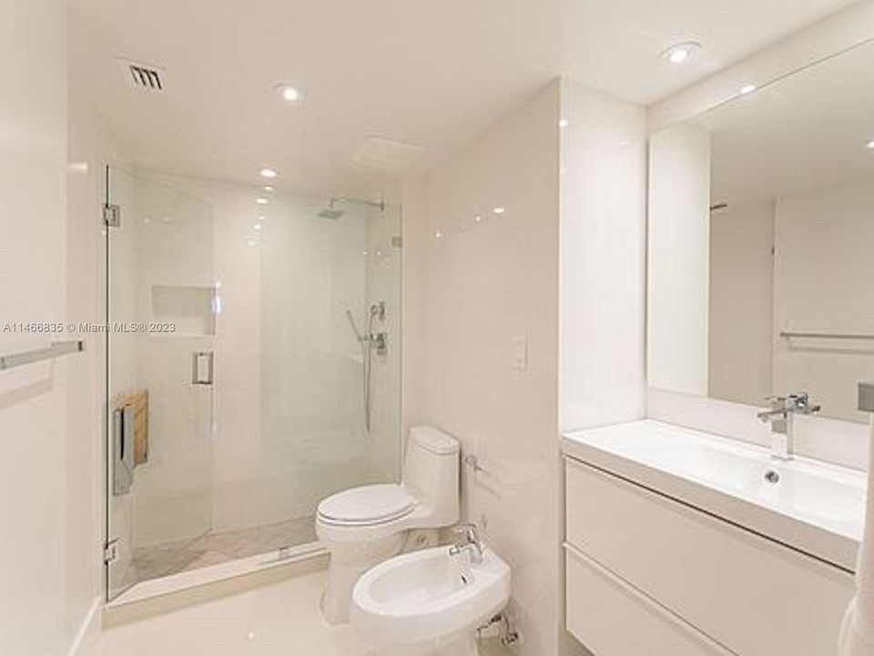 Recently Rented: $11,000 (1 beds, 1 baths, 960 Square Feet)