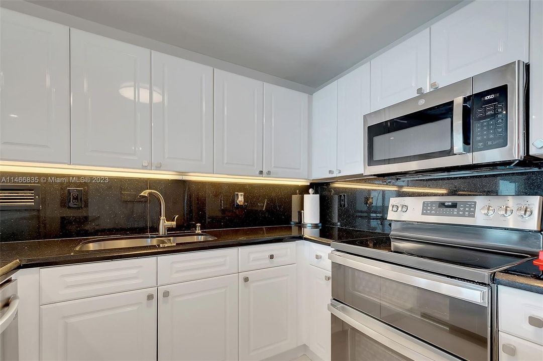 Recently Rented: $11,000 (1 beds, 1 baths, 960 Square Feet)