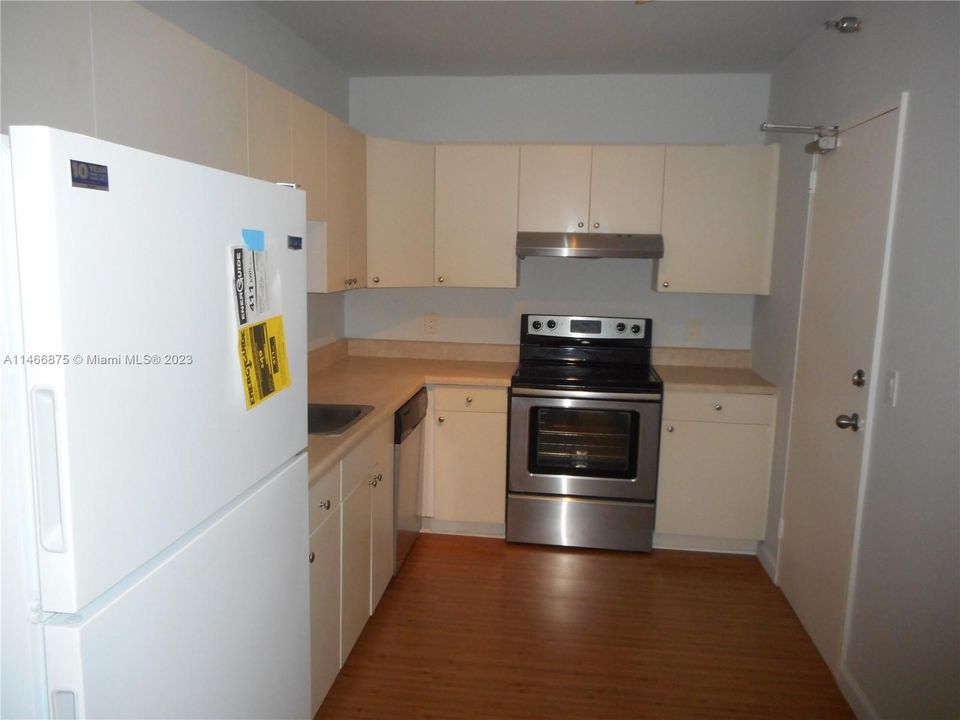 For Sale: $545,000 (1 beds, 1 baths, 978 Square Feet)