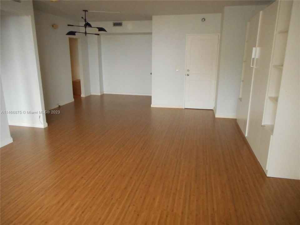 For Sale: $545,000 (1 beds, 1 baths, 978 Square Feet)