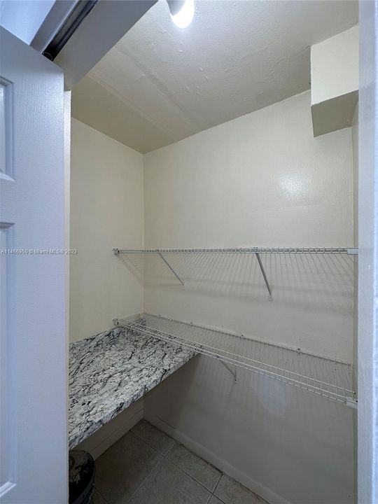 Recently Rented: $1,950 (2 beds, 1 baths, 800 Square Feet)