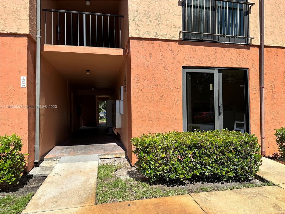 Recently Rented: $1,950 (2 beds, 1 baths, 800 Square Feet)