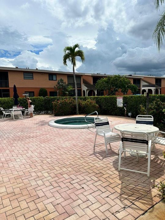 Recently Rented: $1,950 (2 beds, 1 baths, 800 Square Feet)