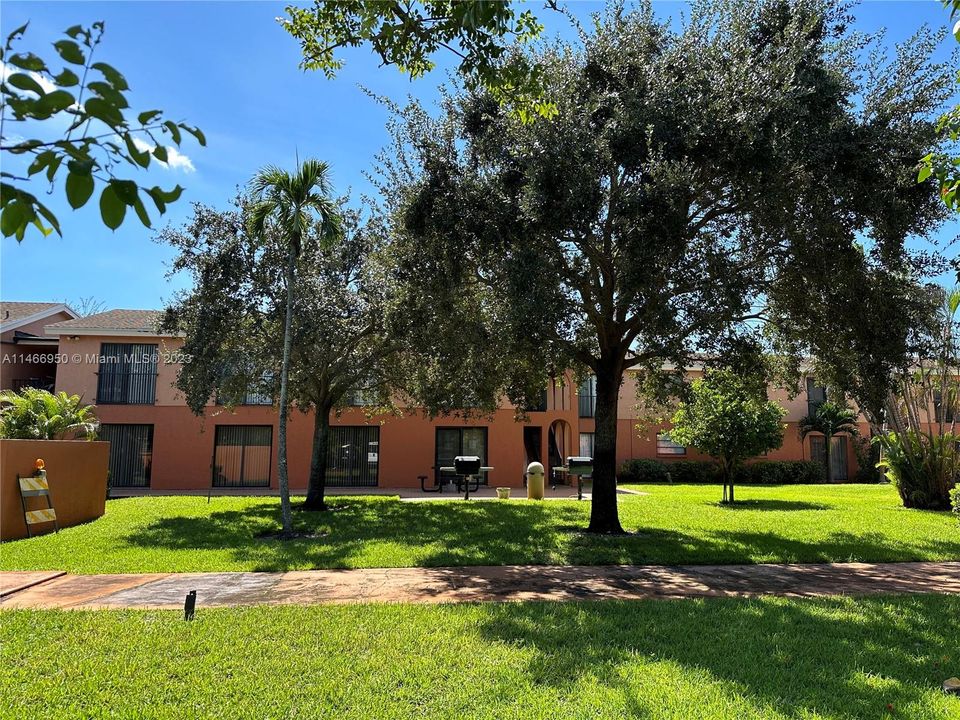 Recently Rented: $1,950 (2 beds, 1 baths, 800 Square Feet)