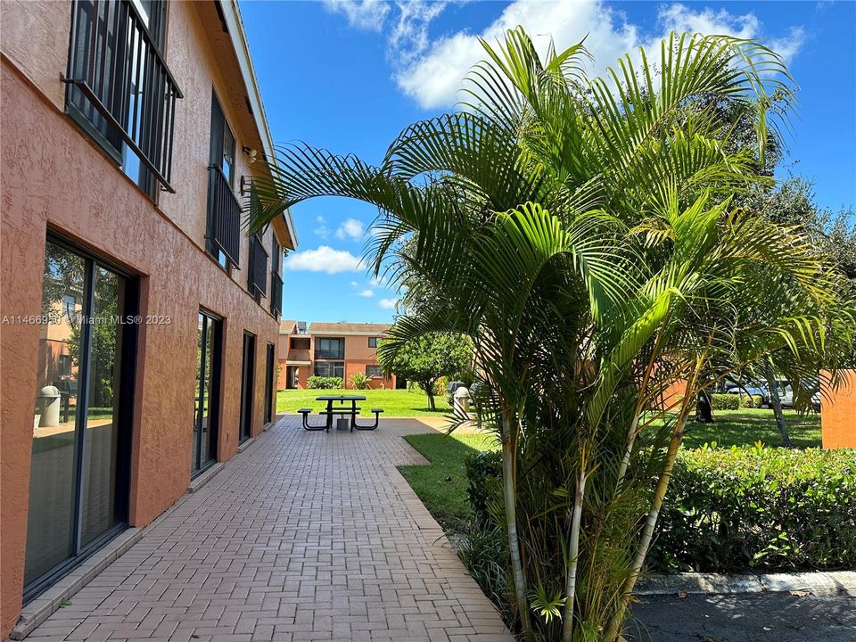 Recently Rented: $1,950 (2 beds, 1 baths, 800 Square Feet)