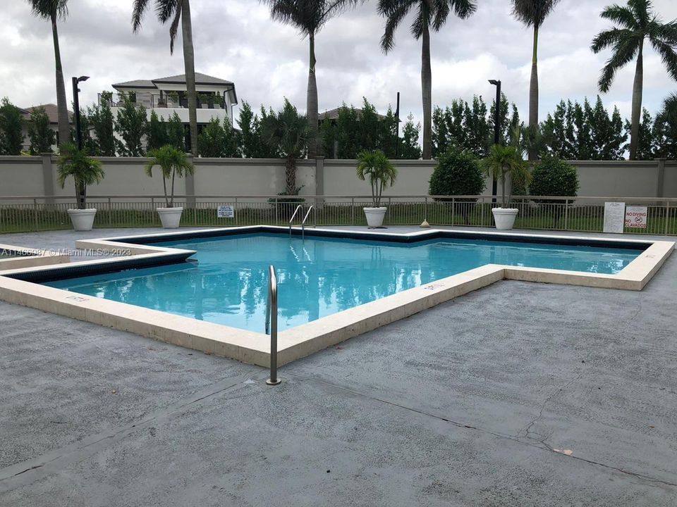 Recently Rented: $2,050 (1 beds, 1 baths, 710 Square Feet)