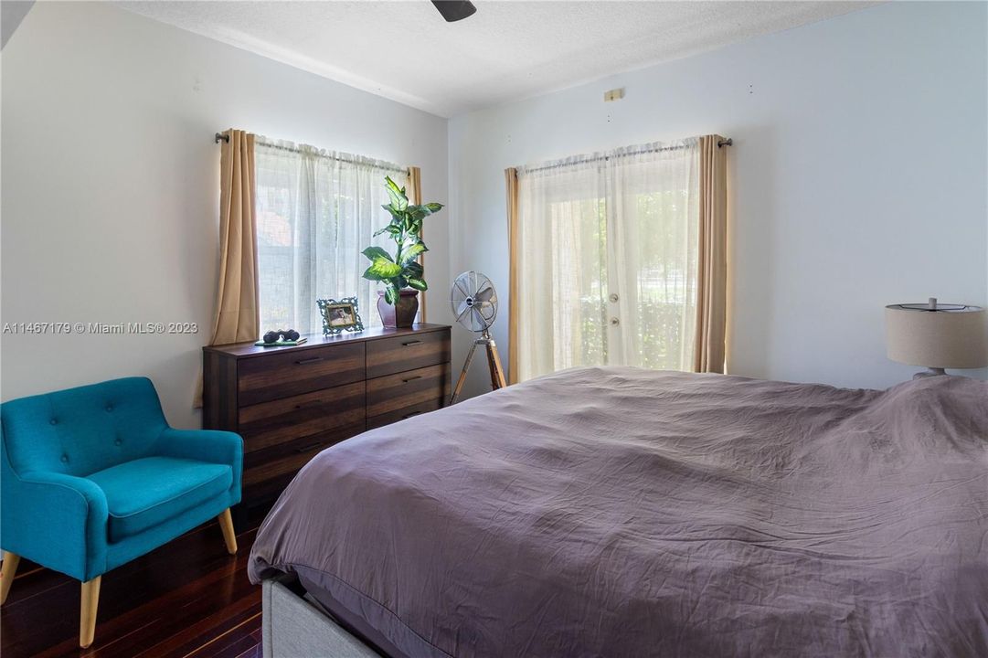 For Sale: $495,000 (1 beds, 1 baths, 710 Square Feet)