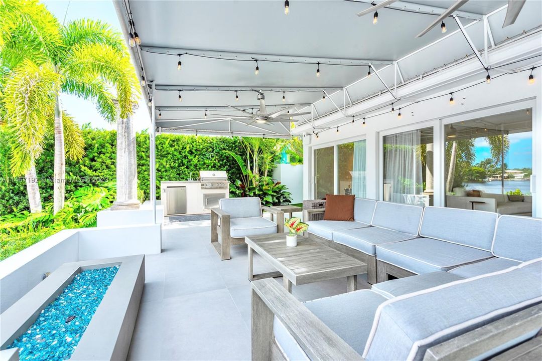 Recently Sold: $3,995,000 (3 beds, 3 baths, 2699 Square Feet)