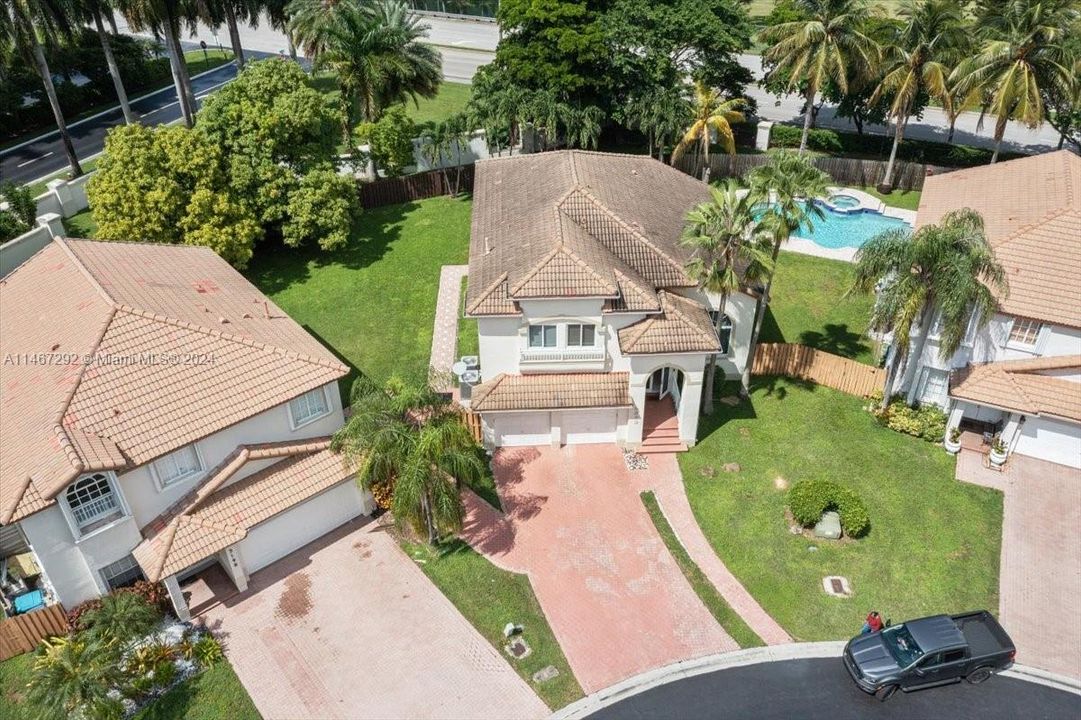 Recently Sold: $975,000 (4 beds, 3 baths, 2400 Square Feet)