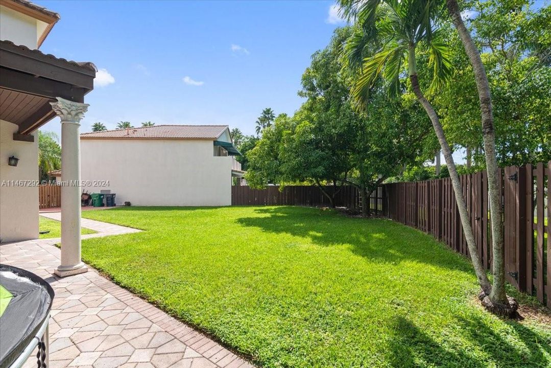 Recently Sold: $975,000 (4 beds, 3 baths, 2400 Square Feet)