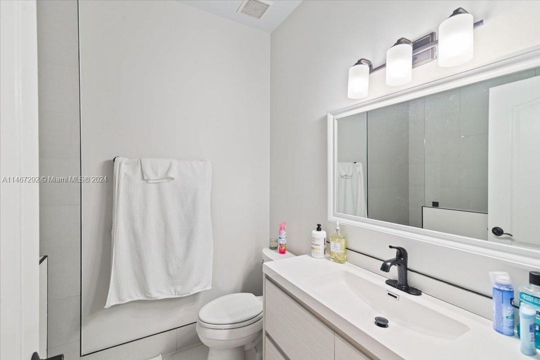 Recently Sold: $975,000 (4 beds, 3 baths, 2400 Square Feet)