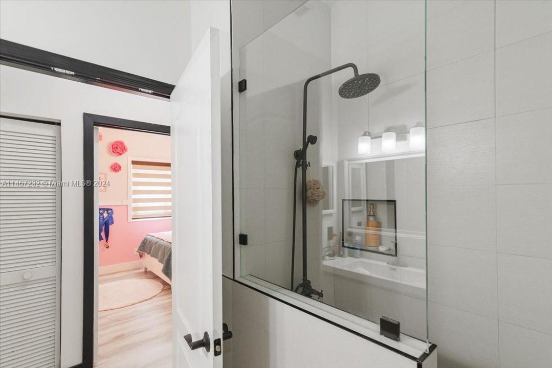 Recently Sold: $975,000 (4 beds, 3 baths, 2400 Square Feet)