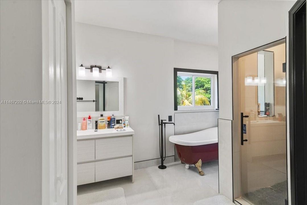 Recently Sold: $975,000 (4 beds, 3 baths, 2400 Square Feet)