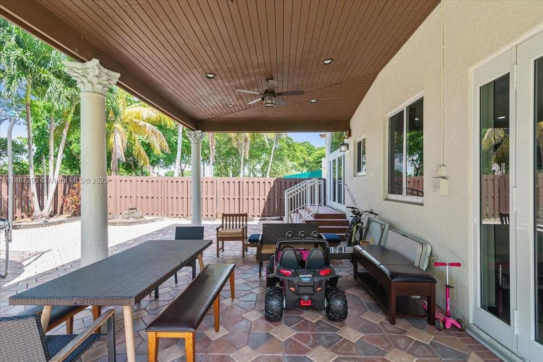 Recently Sold: $975,000 (4 beds, 3 baths, 2400 Square Feet)