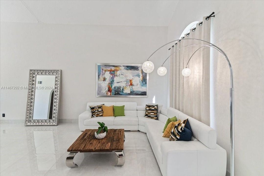 Recently Sold: $975,000 (4 beds, 3 baths, 2400 Square Feet)