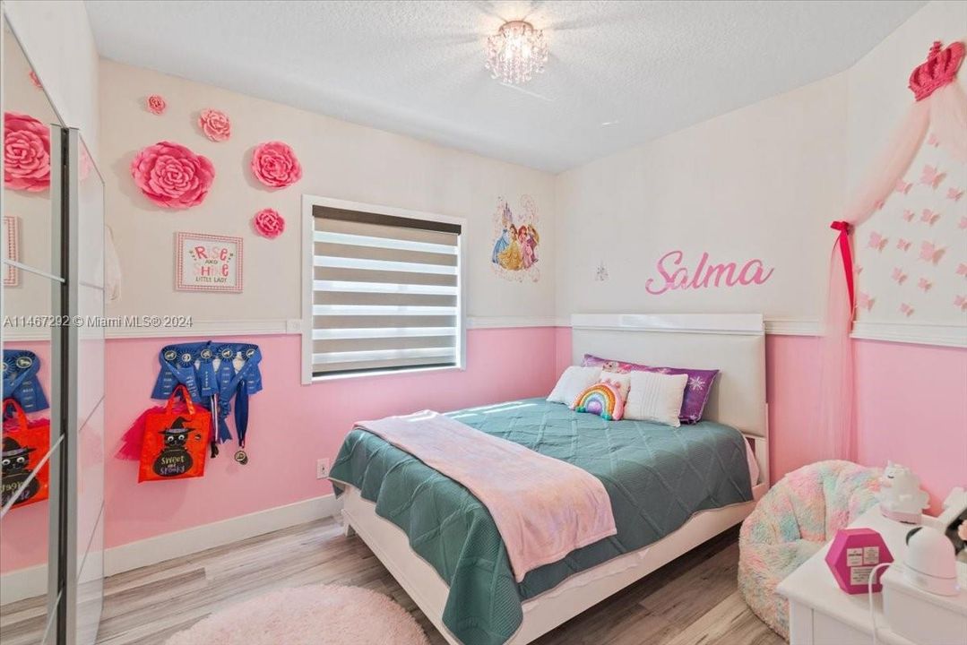 Recently Sold: $975,000 (4 beds, 3 baths, 2400 Square Feet)