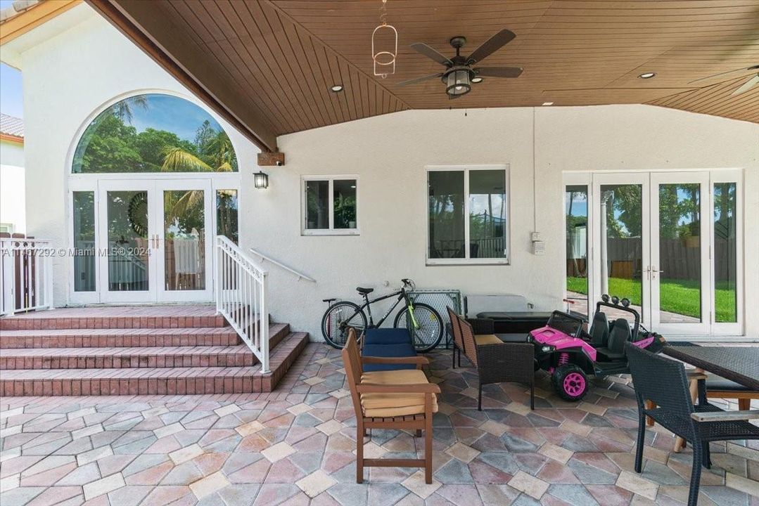 Recently Sold: $975,000 (4 beds, 3 baths, 2400 Square Feet)