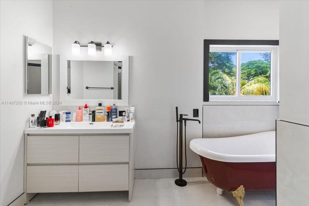 Recently Sold: $975,000 (4 beds, 3 baths, 2400 Square Feet)