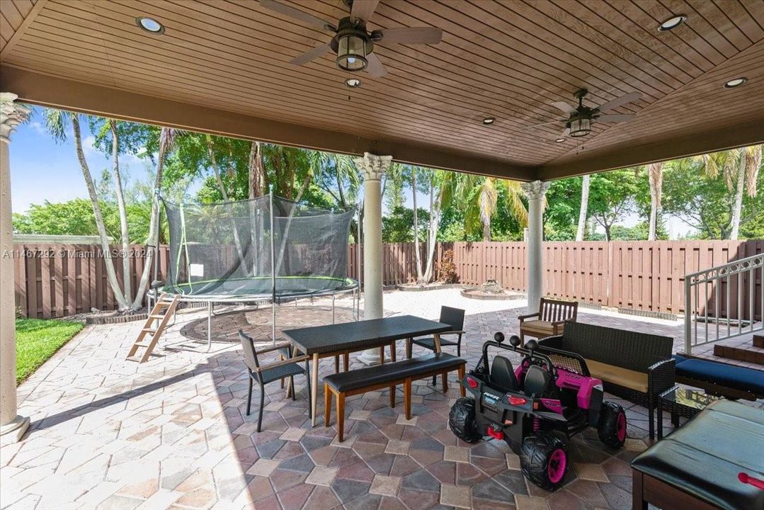 Recently Sold: $975,000 (4 beds, 3 baths, 2400 Square Feet)