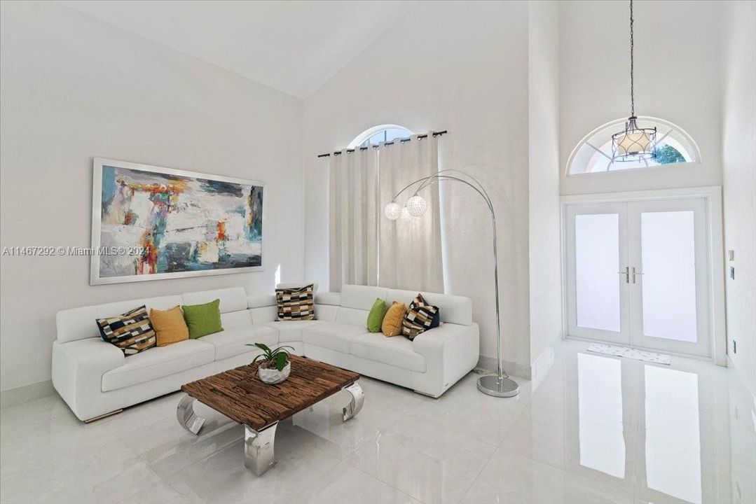 Recently Sold: $975,000 (4 beds, 3 baths, 2400 Square Feet)